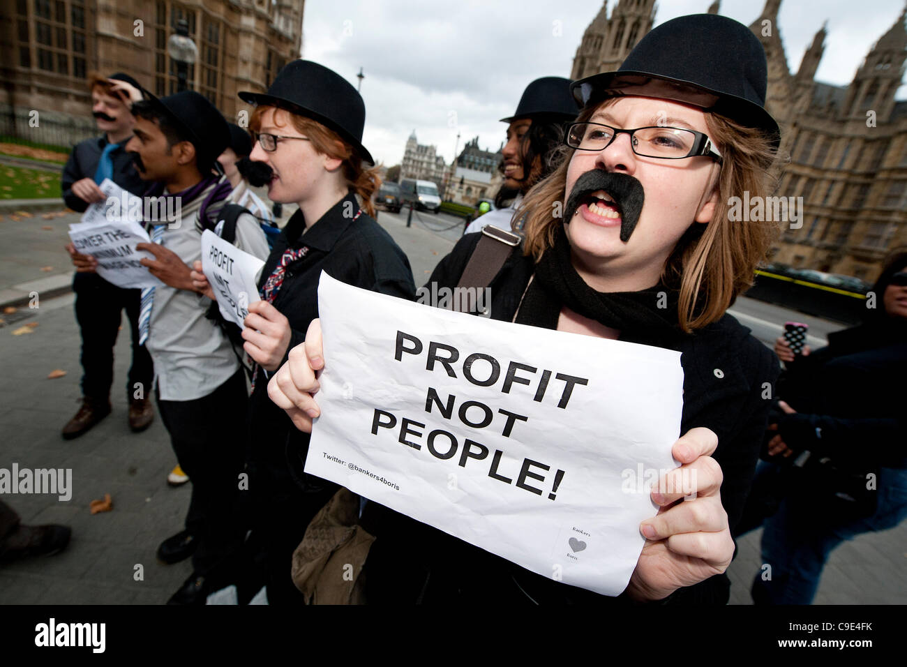 George Osborne führt seine Pre-budget Aussage wie UK Feminista Protest inszeniert. Bankers4Boris 'Counter' protest Stockfoto