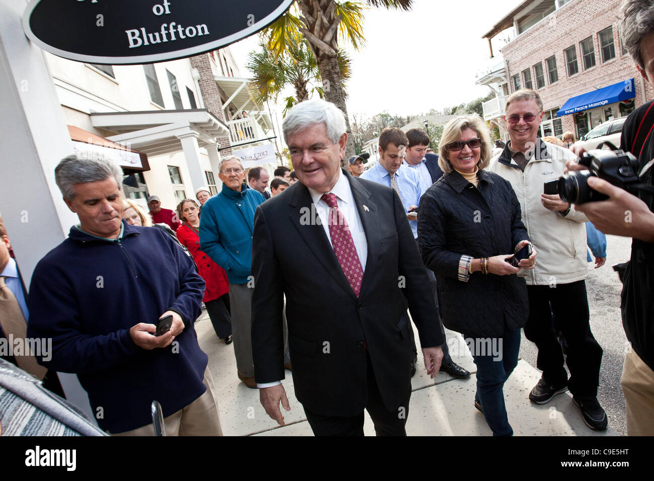 Republikanische Präsidentschaftskandidat Newt Gingrich grüßt Fans in der Altstadt am 29. November 2011 in Bluffton, South Carolina. Stockfoto