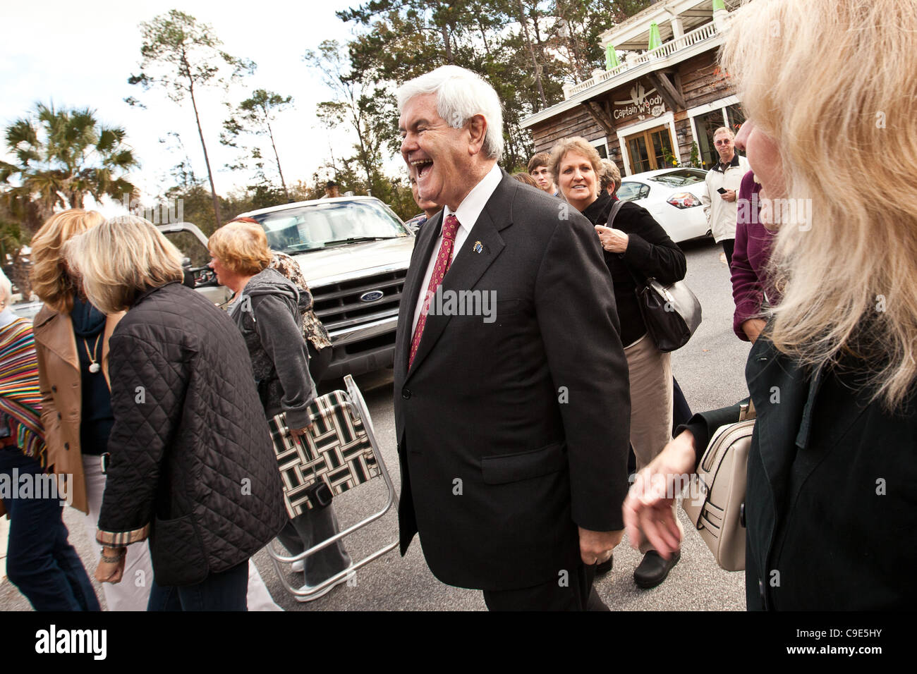 Republikanische Präsidentschaftskandidat Newt Gingrich grüßt Fans in der Altstadt am 29. November 2011 in Bluffton, South Carolina. Stockfoto