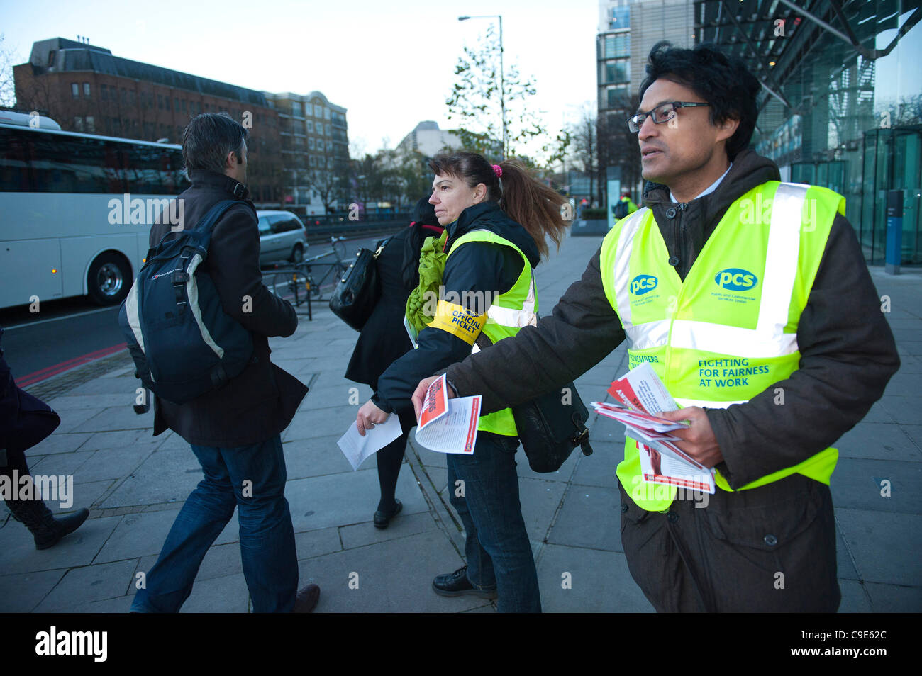 Mitglieder der Public and Commercial Services Union Form einen Streikposten und Hand Flugblätter in HM Inland Revenue Büros, Euston Tower, London, UK - streiken eine geschätzte 2 Millionen öffentlich Bediensteter über Änderungen auf Renten – UK. Stockfoto