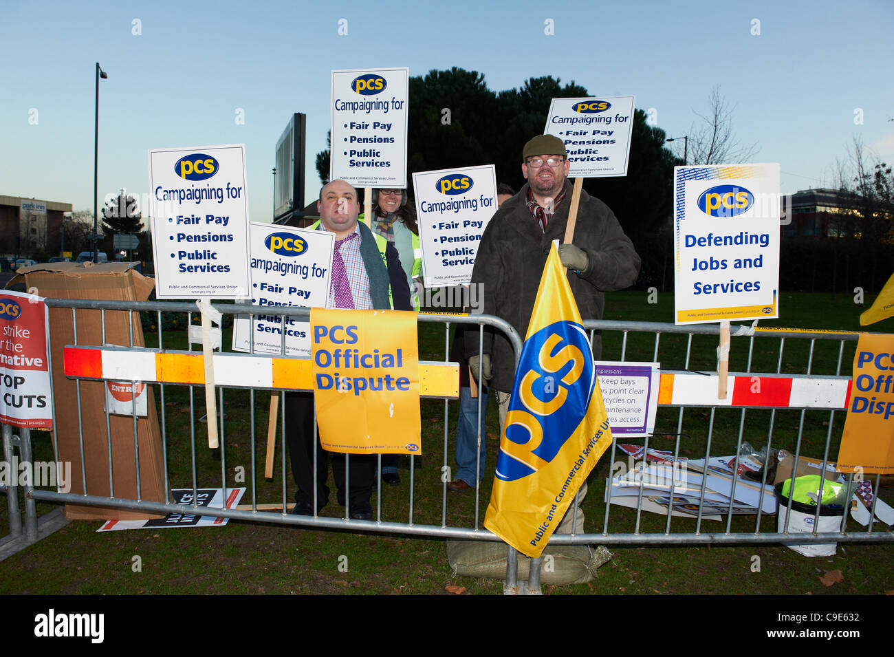 London Heathrow Flughafen Arbeiter sind auf einen 24-Stunden-Streik aus Protest gegen längere Arbeitszeiten und Kürzungen bei den Renten.  1200 öffentlichen Commercial Services Union Arbeitnehmer dürften heute was Hugh zu Verzögerungen bei der Zollabfertigung zu schlagen.  Der Air Port Authority haben zur Bewältigung der großen Zelte errichtet Stockfoto