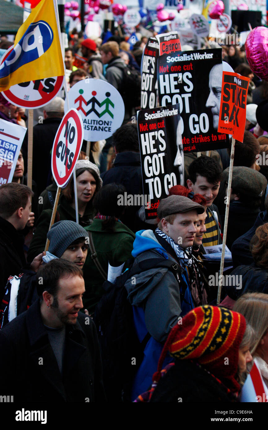 Lincolns Inn Bereich Holborn, London, UK, 30.11.2011, Demonstranten in London, London traf heute öffentliche Streiks über Renten, Gewerkschaftsmitglieder vorbereiten zu marschieren mit Plakaten Stockfoto