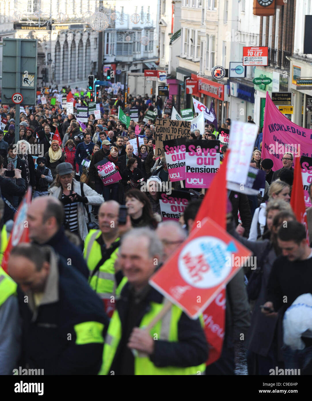 Beschäftigten des öffentlichen Dienstes marschieren durch Brighton Stadtzentrum am Mittwoch, 30. November 2011, im Rahmen der nationalen Aktionstag Stockfoto