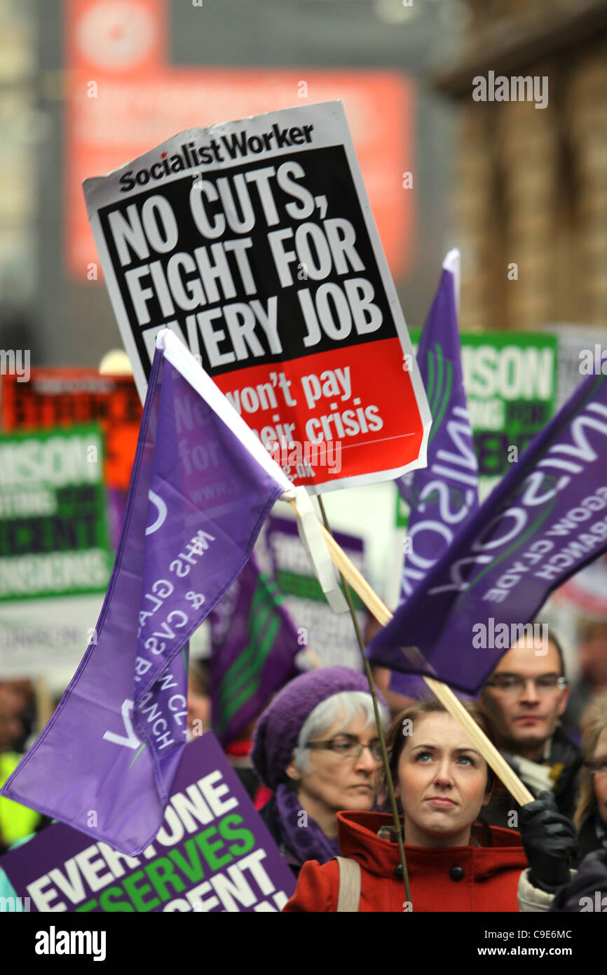 Glasgow, Vereinigtes Königreich. 30. November 2011. Mitglieder der Gewerkschaften des öffentlichen Dienstes marschieren durch Glasgow gegen geplante Rentenreform der Regierung zu protestieren. Stockfoto