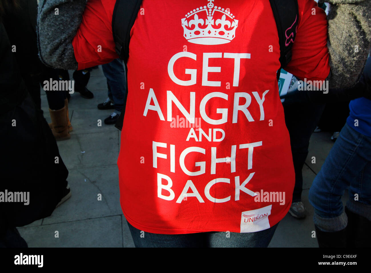 Lincoln's Inn Fields, Holborn, London, Großbritannien, 30/11/2011 – Demonstranten versammeln sich, während Arbeiter im öffentlichen Dienst über Rentenreformen streiken. Die Gewerkschaftsmitglieder bereiten sich darauf vor, während eines landesweiten Arbeitstages mit Plakaten zu marschieren, die Demonstranten tragen das T-Shirt „Get Again and Fight Back“ Stockfoto