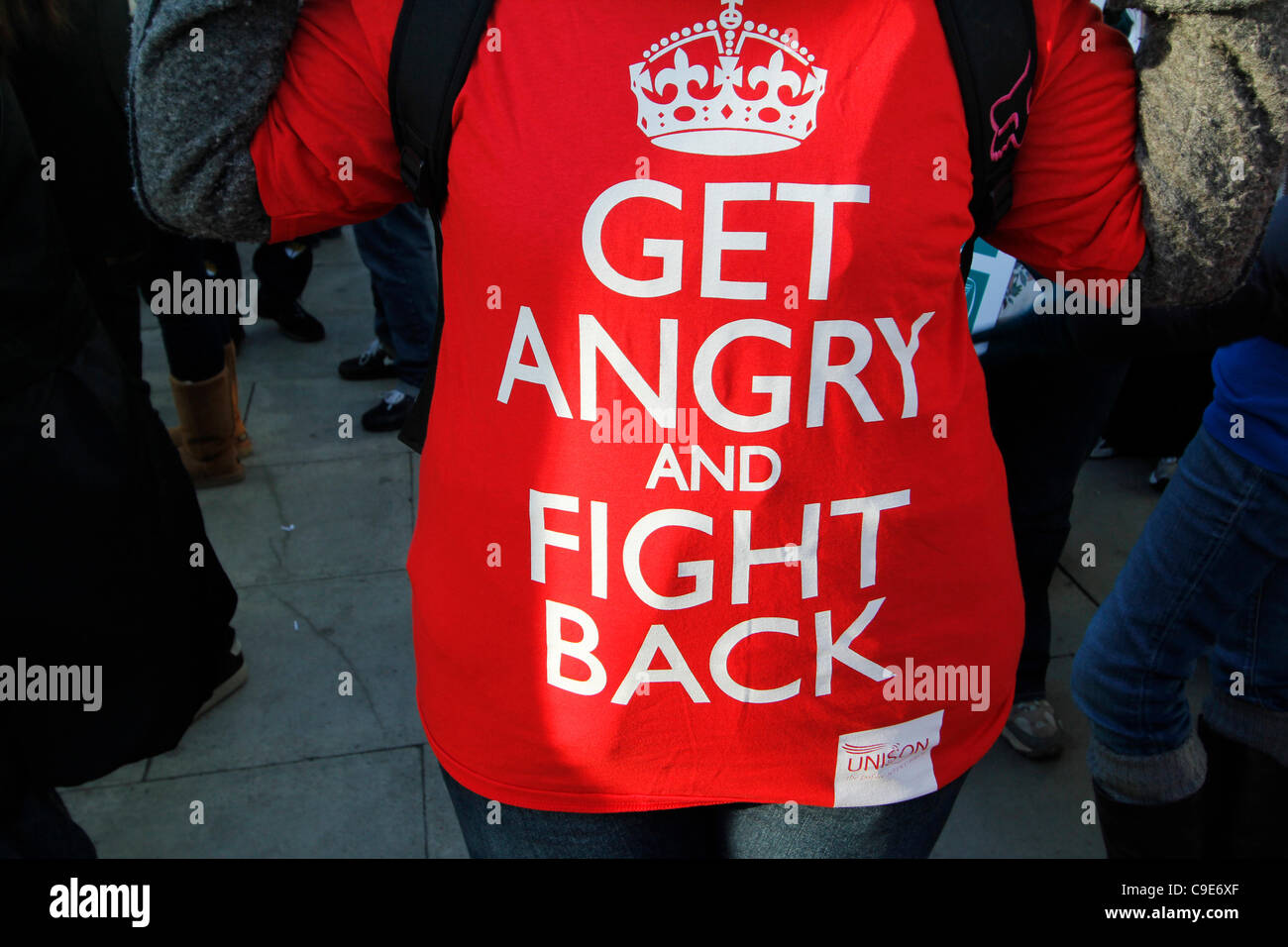 London, UK, 30.11.2011, Demonstranten in London, London wurde heute von Streiks des öffentlichen Sektors über Renten getroffen. Demonstrant tragen wütend und wehren t-shirt Stockfoto