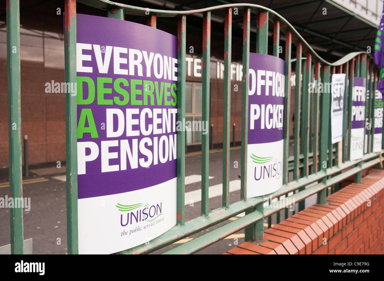 Plakate außerhalb der Mater Hospital als Arbeiter ein streikposten während einer eintägigen Streik im öffentlichen Sektor bilden. BELFAST 30/11/2011 Stockfoto