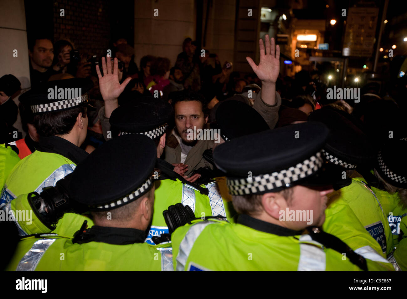 London, UK, 30.11.2011. Ein Demonstrant hält seine Hände hoch wie Schlägereien brach zwischen Polizei und Demonstranten am Haymarket nach dem Marsch durch die Beschäftigten im öffentlichen Dienst. Stockfoto