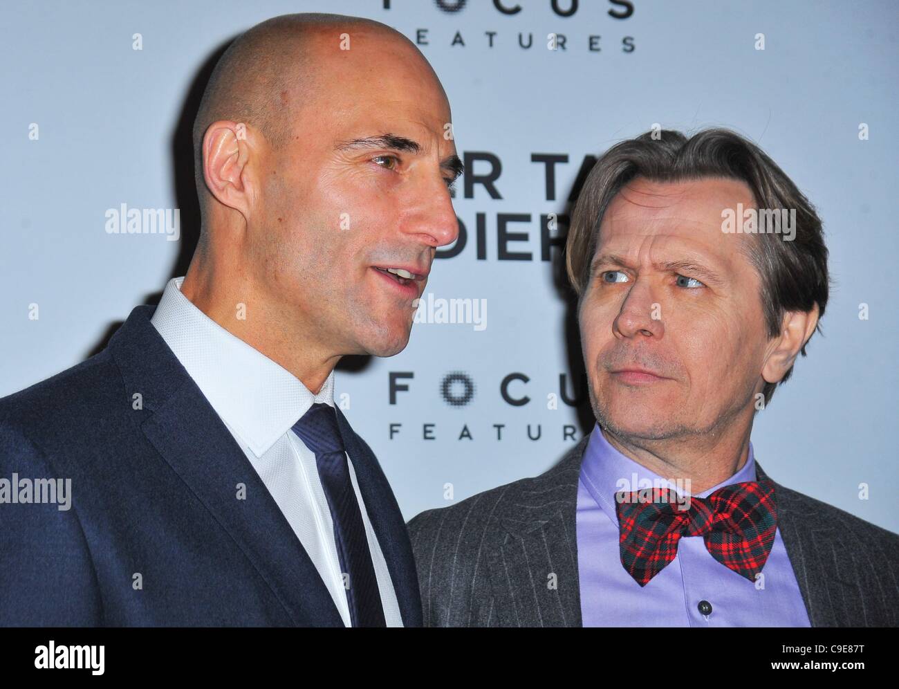 Mark Strong, Gary Oldman im Ankunftsbereich für Tinker Tailor Soldier Spy Premiere, Landmark Theater Sunshine Cinema, New York, NY 30. November 2011. Foto von: Gregorio T. Binuya/Everett Collection Stockfoto