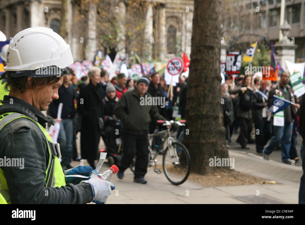 Arbeiter steht während einer öffentlichen Sektor Streik in London, UK, auf Mittwoch, 30. November 2011 unbeeindruckt. Eine geschätzte 2 Millionen öffentlich Bediensteter teilgenommen in der UK-weiten Schlag über Vorschläge der Regierung um ihre Renten zu ändern. Stockfoto