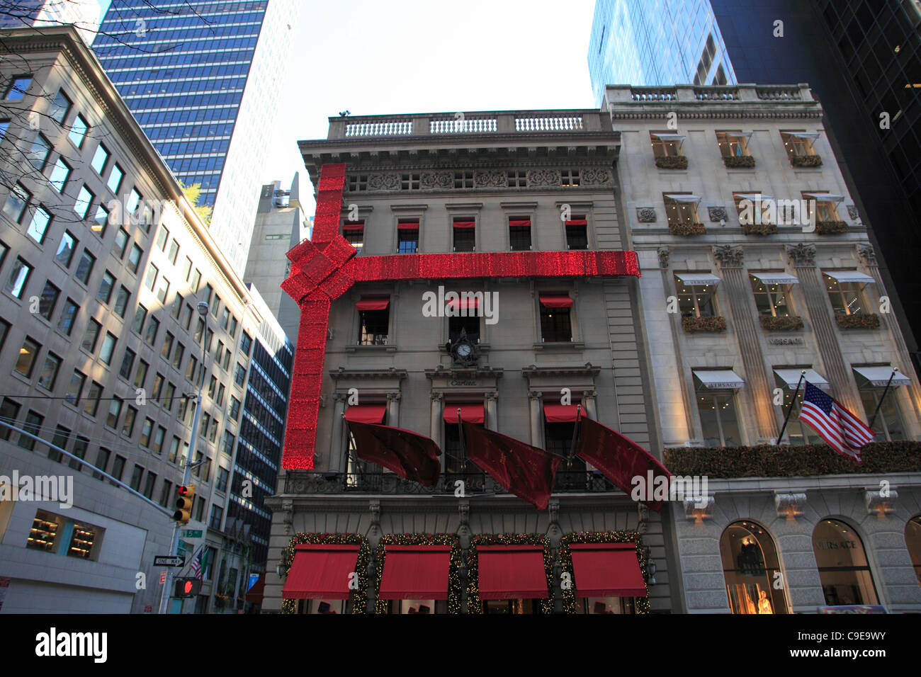 Cartier-Schmuck-Shop für Weihnachten Weihnachtseinkäufe Saison, Fifth Avenue, Manhattan, New York City, USA am Donnerstag, 1. Dezember 2011 eingerichtet. Stockfoto