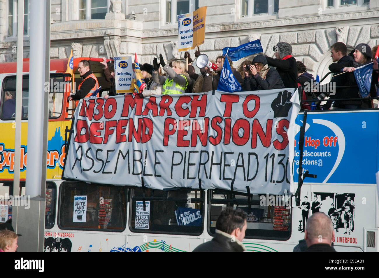 Demonstranten marschieren von Pierhead zum St.-Georgs-Halle Plateau Liverpool Stockfoto