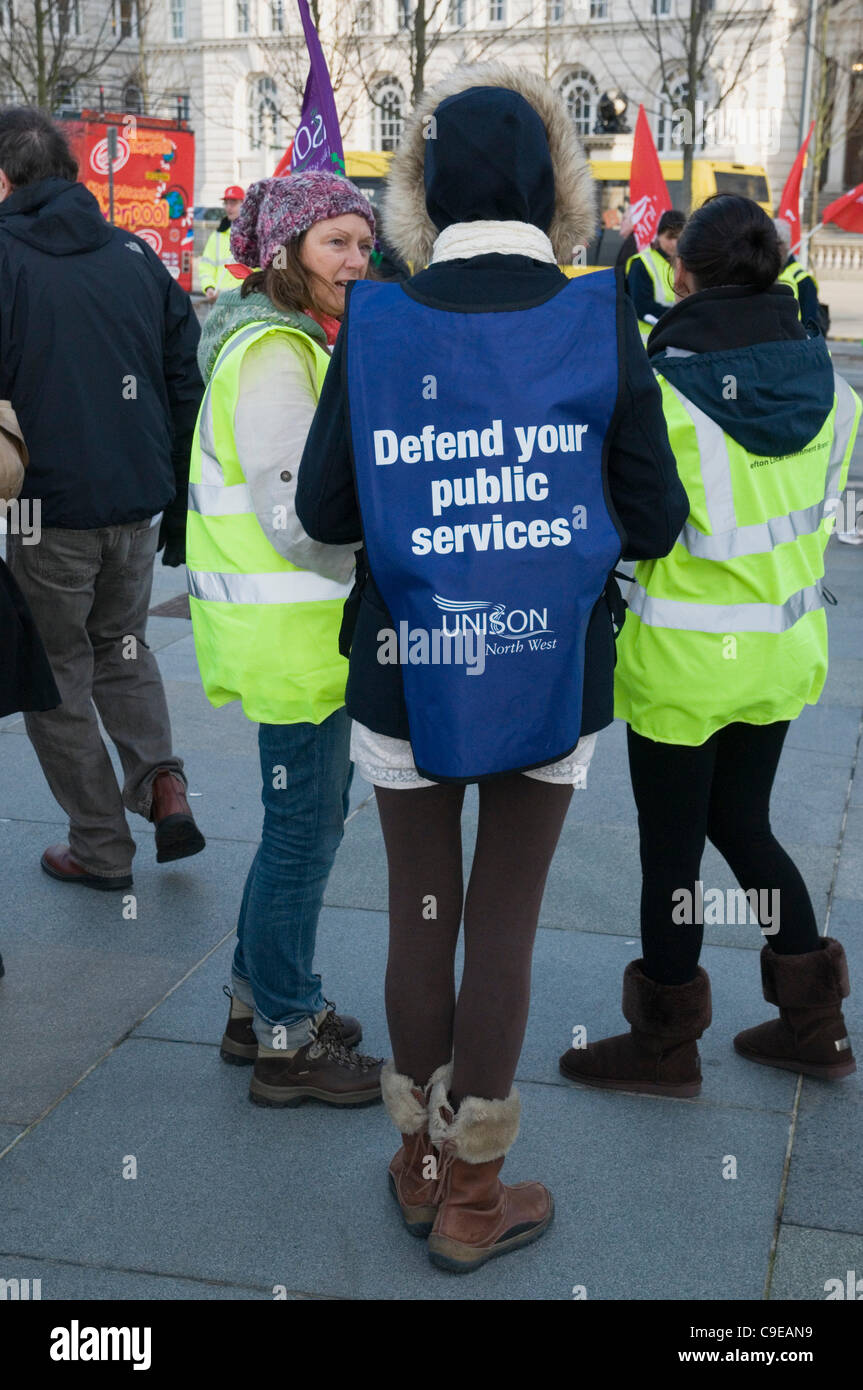 Demonstranten marschieren von Pierhead zum St.-Georgs-Halle Plateau Liverpool Stockfoto