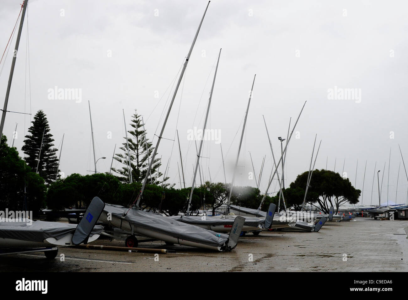 06.12.2011. Perth, Australien. Alle Flottenrennen wurden verschoben, für einen Tag nach eine schweren Gewitter am vierten Tag der ISAF World Sailing Championships ein Qualifikationsturnier für die 2012 Olympischen Spiele, in Fremantle am Indischen Ozean beeinflusst. Einige Boote aus ihren Verankerungen für s angehobene gezeigt Stockfoto