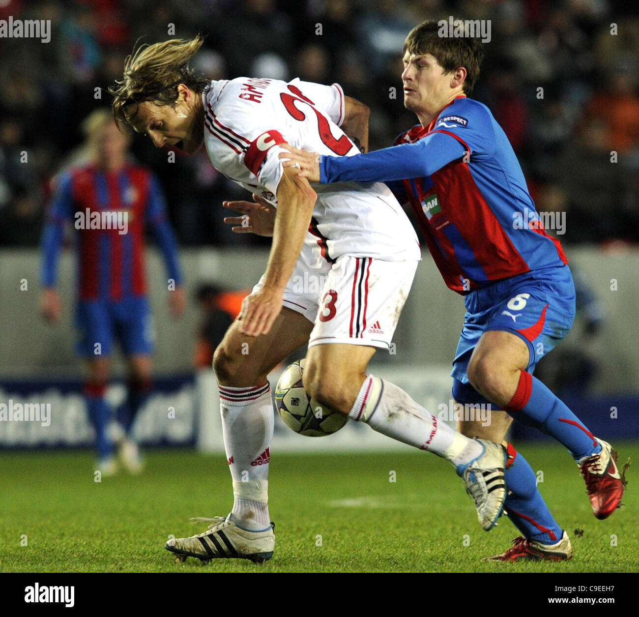 Massimo Ambrosini von Mailand (links) und Vaclav Pilar von Viktoria während ihrer letzten Champions League Gruppe H Fußball match FC Viktoria Plzen Vs AC Milan Synot Tip Arena Eden Stadium in Prag, Tschechische Republik, Dienstag, 6. Dezember 2011. (CTK Foto/Vit Simanek) Stockfoto