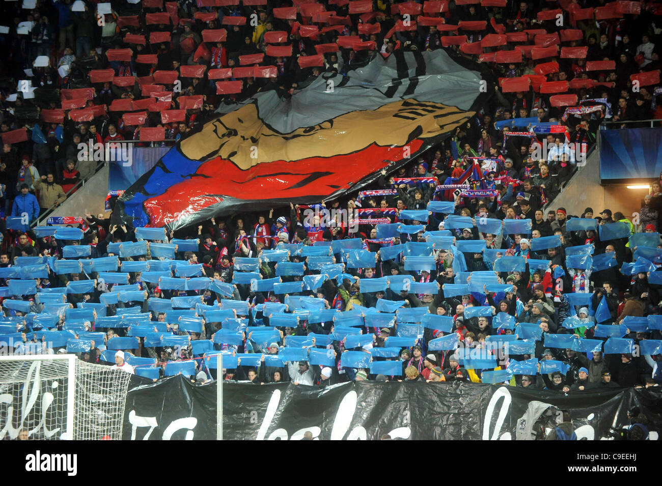 Viktoria Fans während der letzten Champions League-Gruppe H Fußball match FC Viktoria Plzen Vs AC Milan Synot Tip Arena Eden Stadium in Prag, Tschechische Republik, Dienstag, 6. Dezember 2011. (CTK Foto/Vit Simanek) Stockfoto