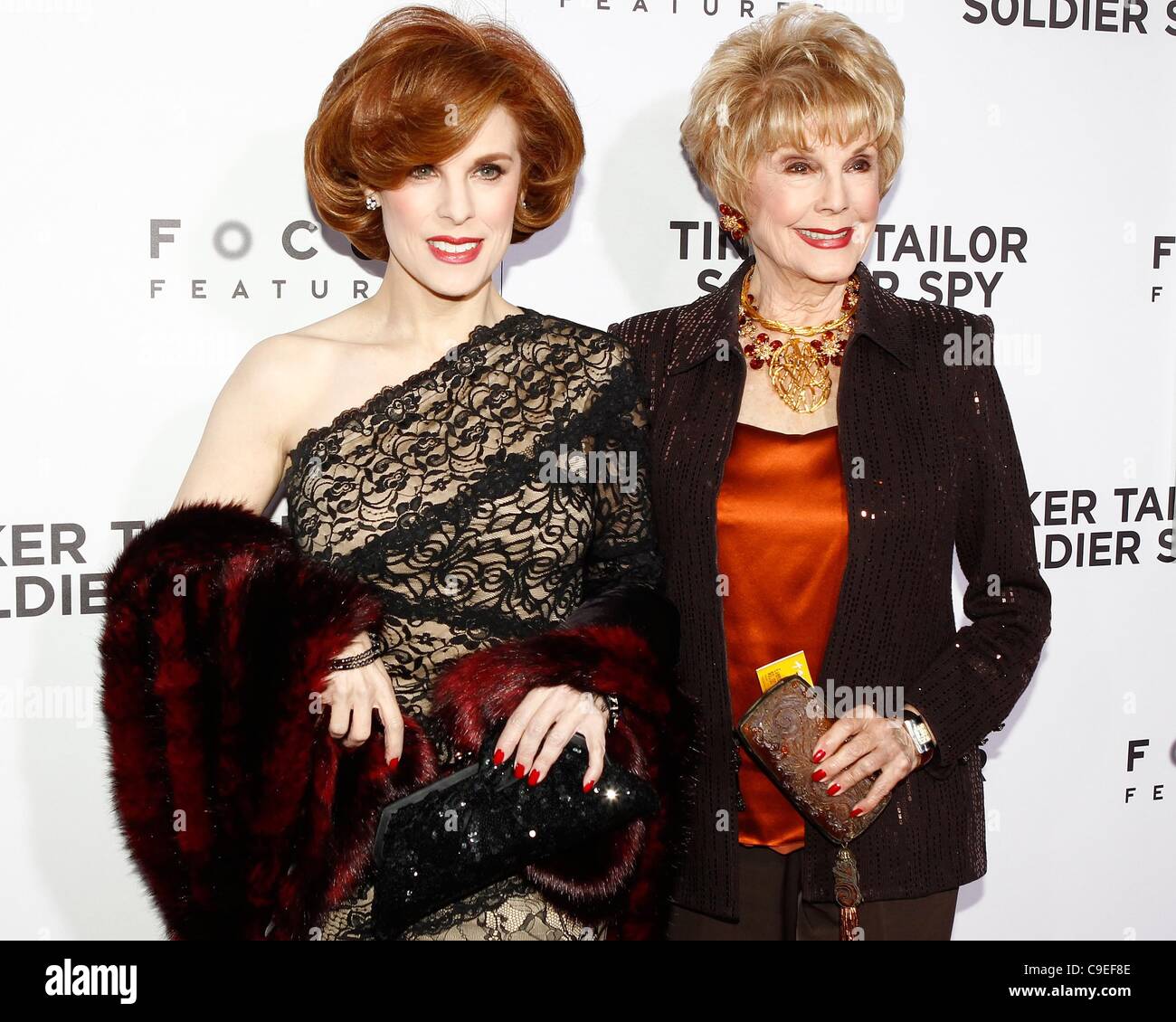 Kat Kramer, Karen Sharpe-Kramer im Ankunftsbereich für TINKER, TAILOR, SOLDIER, SPY Premiere, Cinerama Dome at The Arclight Hollywood, Los Angeles, CA 6. Dezember 2011. Foto von: Craig Bennett/Everett Collection Stockfoto