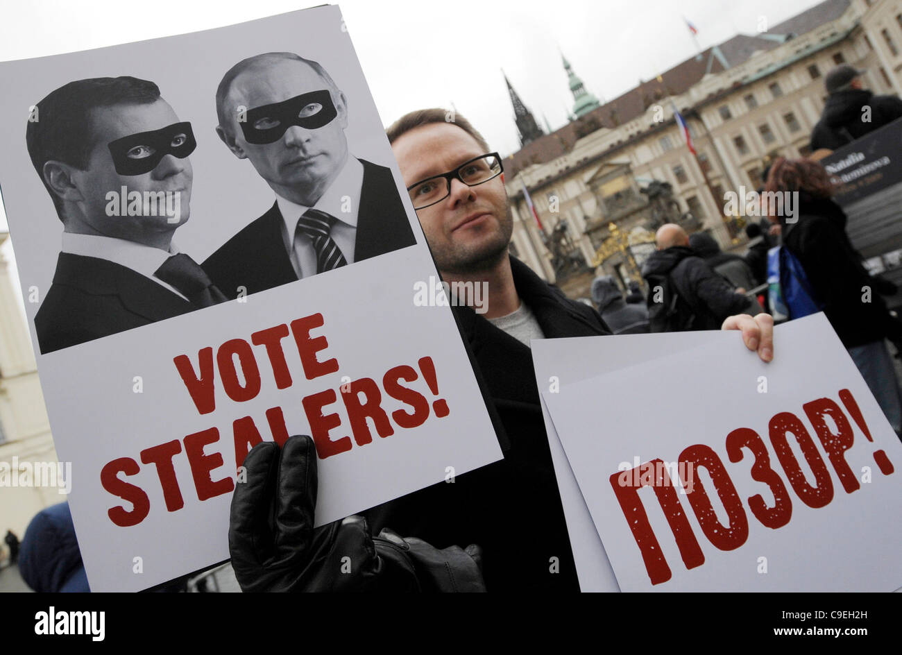 Tschechische Gruppe Menschen hält in Not einen Protest an der Prager Burg in Tschechien eine Ausstellung, Journalisten, Anwälte und Aktivisten, die in Russland in den letzten zehn Jahren ermordet wurden. Die Demonstration fand während des Besuchs des russischen Präsidenten Dmitry Medvedev am 8. Dezember 2011. Stockfoto
