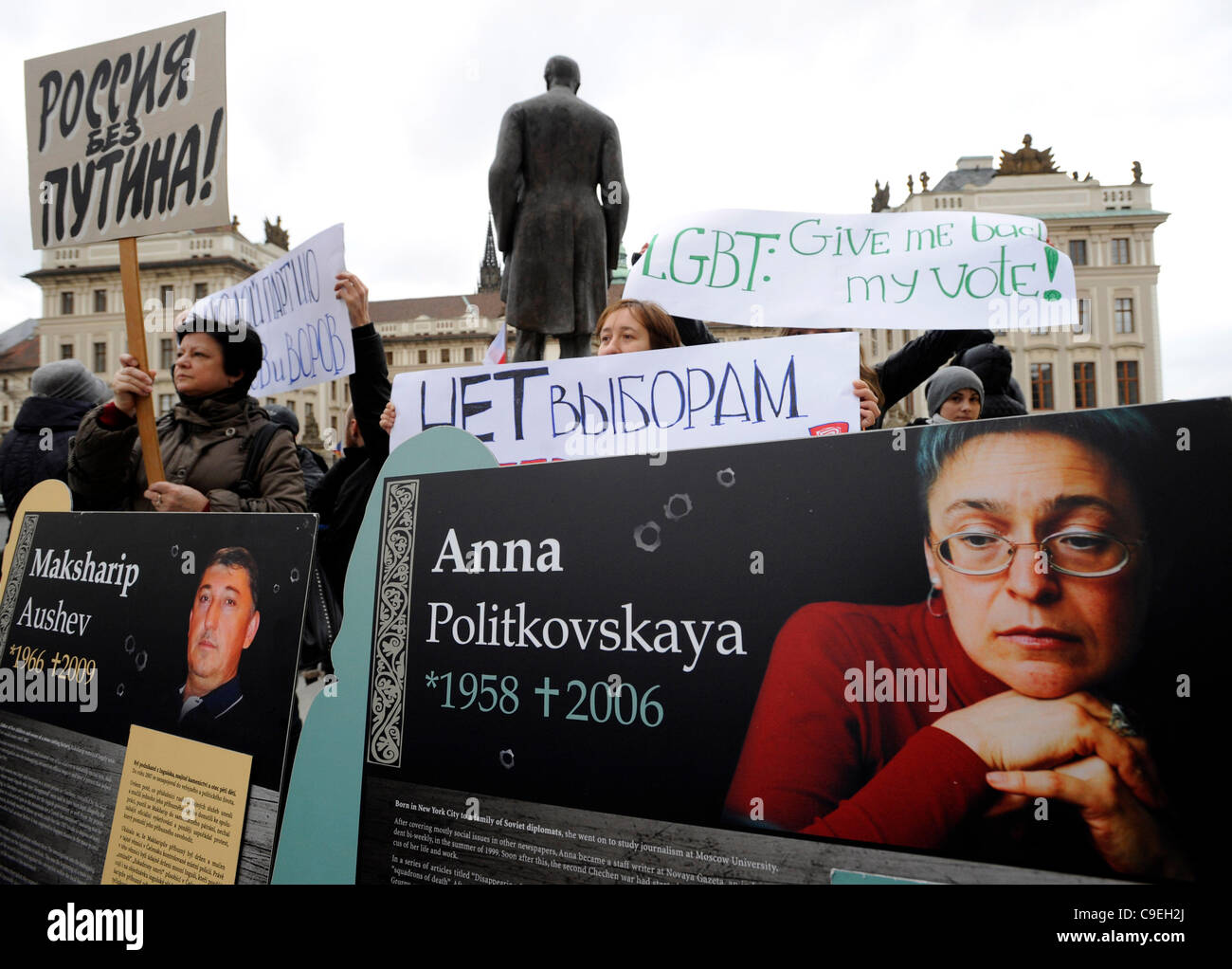 Tschechische Gruppe Menschen hält in Not einen Protest an der Prager Burg in Tschechien eine Ausstellung, Journalisten, Anwälte und Aktivisten, die in Russland in den letzten zehn Jahren ermordet wurden. Die Demonstration fand während des Besuchs des russischen Präsidenten Dmitry Medvedev am 8. Dezember 2011. Stockfoto