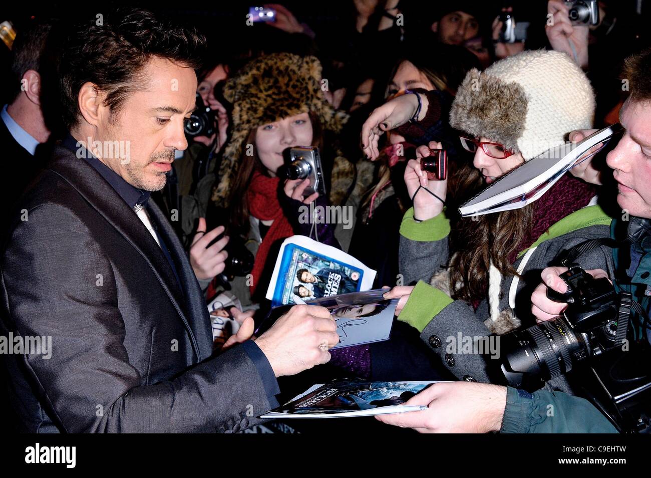 Führen Schauspieler Robert Downey Jr. trifft Fans und Autogramme an die Europäische Premiere des Sherlock Holmes: A Game of Shadows at The Empire, Leicester Square auf Donnerstag, 8. Dezember 2011. Personen im Bild: Robert Downey Jr... Bild von Julie Edwards Stockfoto