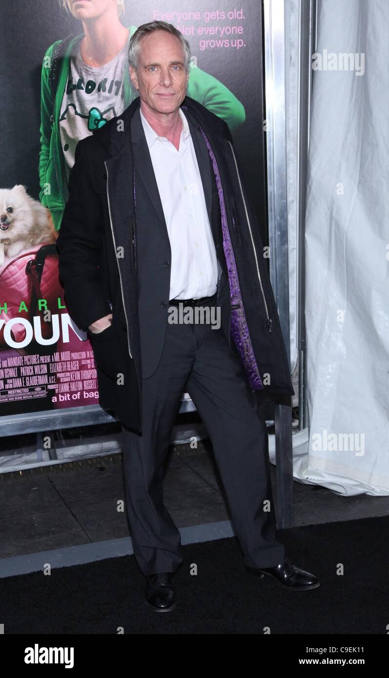 Richard Bekins im Ankunftsbereich für YOUNG ADULT Premiere, The Ziegfeld Theatre, New York, NY 8. Dezember 2011. Foto von: Andres Otero/Everett Collection Stockfoto