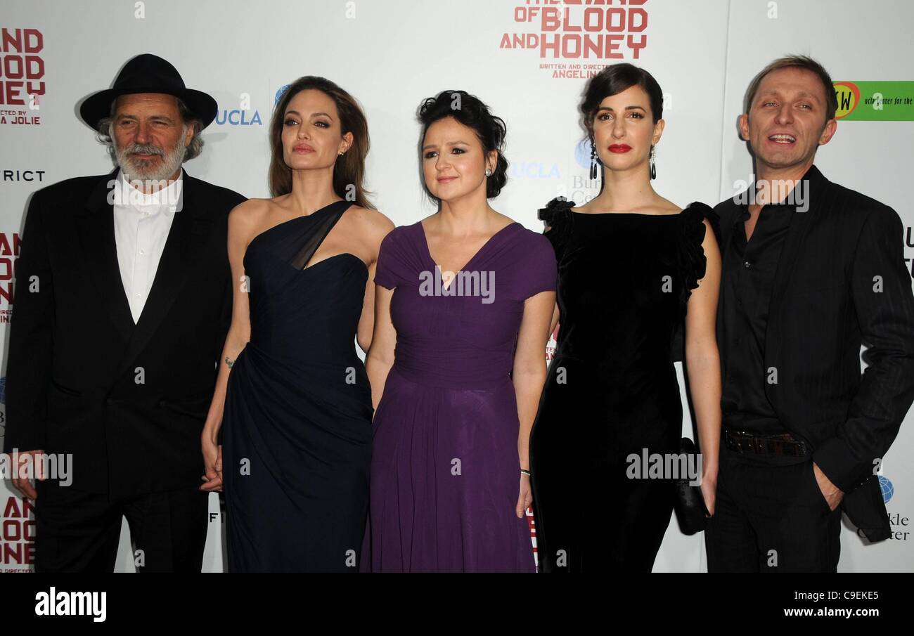 Rade Serbedzija, Angelina Jolie, Vanessa Glodjo, Zana Marjanovic, Goran Kostic im Ankunftsbereich für IN THE LAND OF BLOOD und HONEY Premiere, Arclight Hollywood, Los Angeles, CA 8. Dezember 2011. Foto von: Dee Cercone/Everett Collection Stockfoto