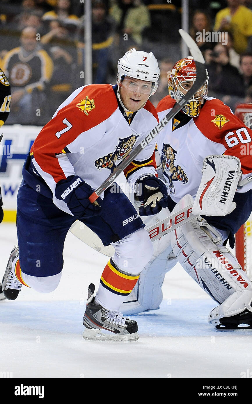 8. Dezember 2011 - Boston, Massachusetts, USA - Florida Panthers Verteidiger, Dmitry Kulikov (7) in Aktion während der zweiten Phase des Spiels. Die Bruins herauskam stark in die erste, aber ohne Glück zu finden, die Rückseite des Netzes mit einer starken Panther D. Bruins Shot die Panthers 40-28. Es gab keine Punkte Stockfoto