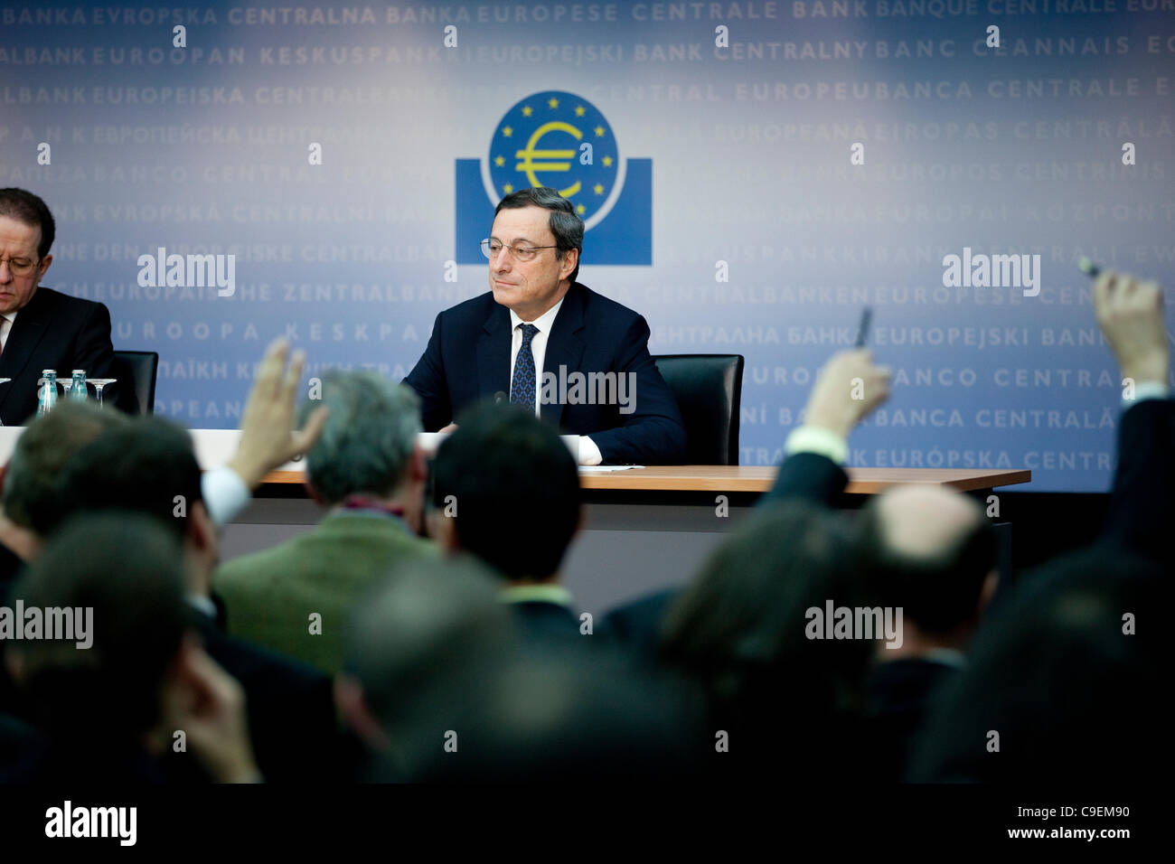 Europäische Zentralbank, Frankfurt am Main, Deutschland. 08.12.2011 Bild zeigt Mario Draghi, Präsident der Europäischen Zentralbank. Die EZB angekündigt Sofortmaßnahmen zum Entsperren ein Lehman Stil Lähmungen an den Finanzmärkten heraus, dass deutsche Banken anfälliger als die Märkte zu befürchten waren. Stockfoto