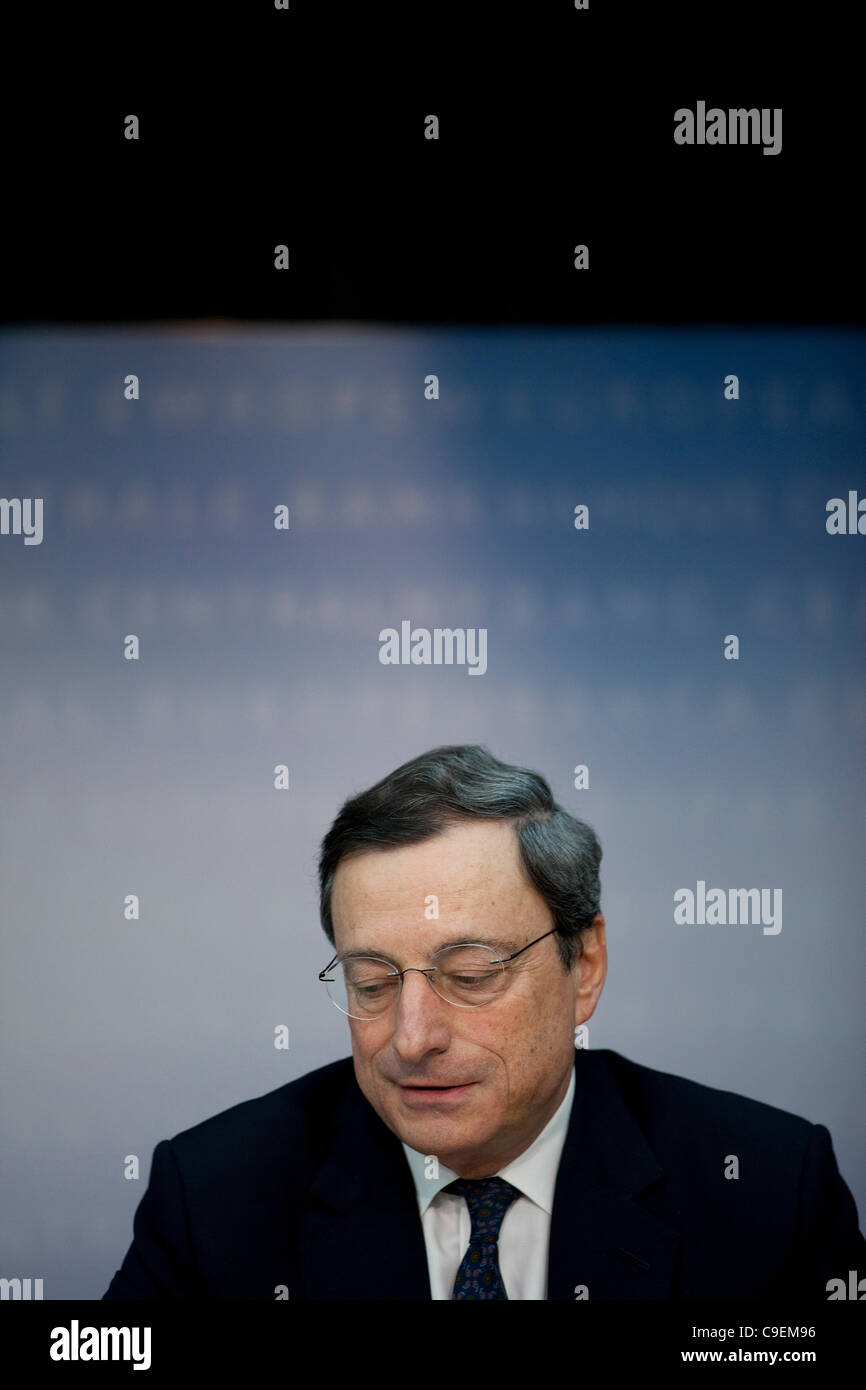 Europäische Zentralbank, Frankfurt am Main, Deutschland. 08.12.2011 Bild zeigt Mario Draghi, Präsident der Europäischen Zentralbank. Die EZB angekündigt Sofortmaßnahmen zum Entsperren ein Lehman Stil Lähmungen an den Finanzmärkten heraus, dass deutsche Banken anfälliger als die Märkte zu befürchten waren. Stockfoto