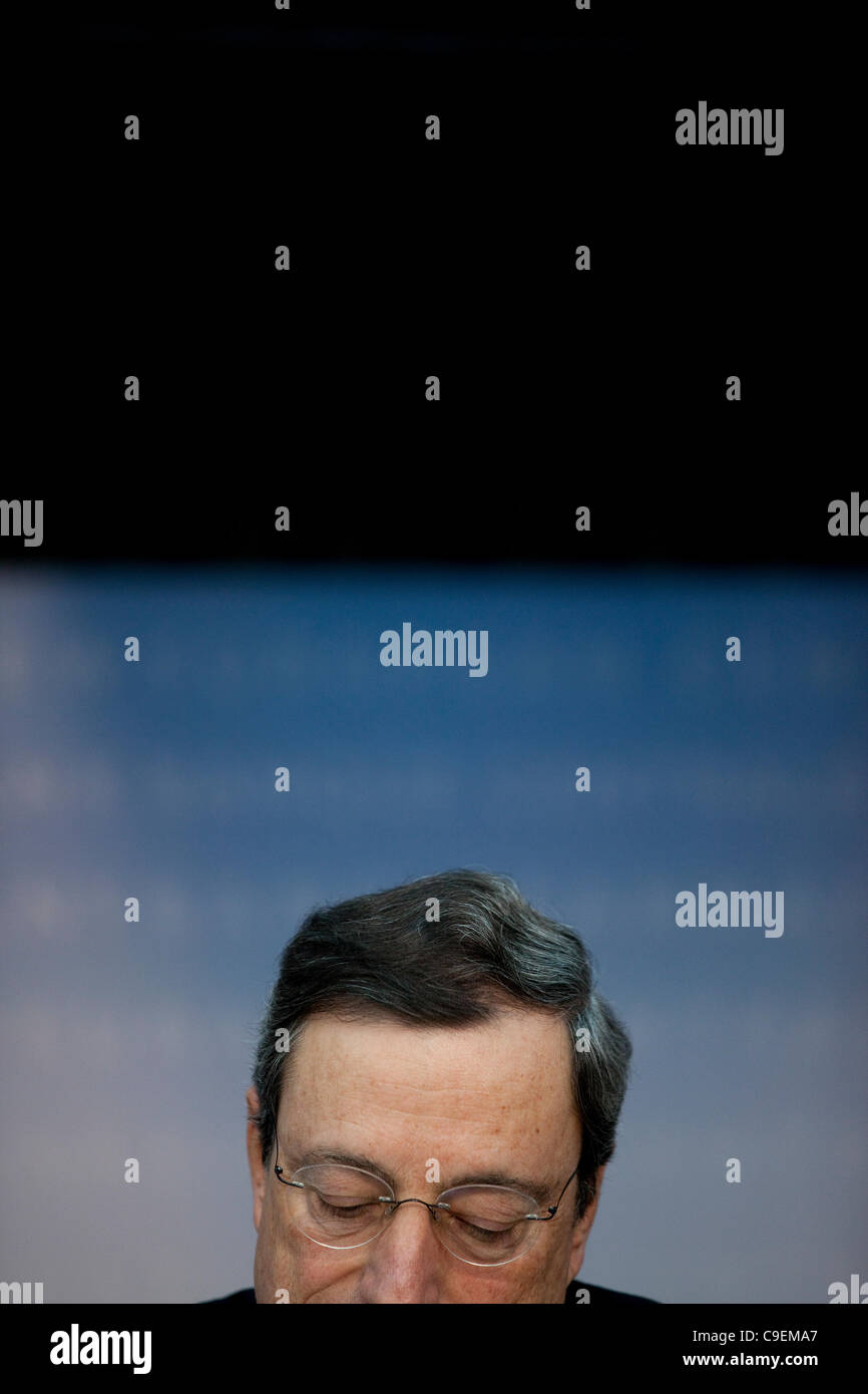 Europäische Zentralbank, Frankfurt am Main, Deutschland. 08.12.2011 Bild zeigt Mario Draghi, Präsident der Europäischen Zentralbank. Die EZB angekündigt Sofortmaßnahmen zum Entsperren ein Lehman Stil Lähmungen an den Finanzmärkten heraus, dass deutsche Banken anfälliger als die Märkte zu befürchten waren. Stockfoto