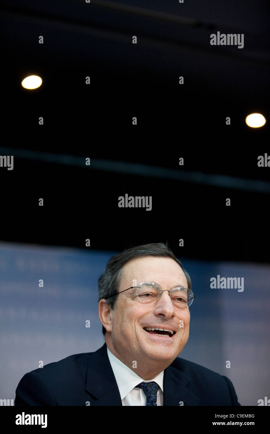Europäische Zentralbank, Frankfurt am Main, Deutschland. 08.12.2011 Bild zeigt Mario Draghi, Präsident der Europäischen Zentralbank. Die EZB angekündigt Sofortmaßnahmen zum Entsperren ein Lehman Stil Lähmungen an den Finanzmärkten heraus, dass deutsche Banken anfälliger als die Märkte zu befürchten waren. Stockfoto