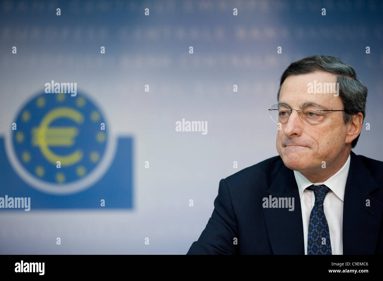 Europäische Zentralbank, Frankfurt am Main, Deutschland. 08.12.2011 Bild zeigt Mario Draghi, Präsident der Europäischen Zentralbank. Die EZB angekündigt Sofortmaßnahmen zum Entsperren ein Lehman Stil Lähmungen an den Finanzmärkten heraus, dass deutsche Banken anfälliger als die Märkte zu befürchten waren. Stockfoto