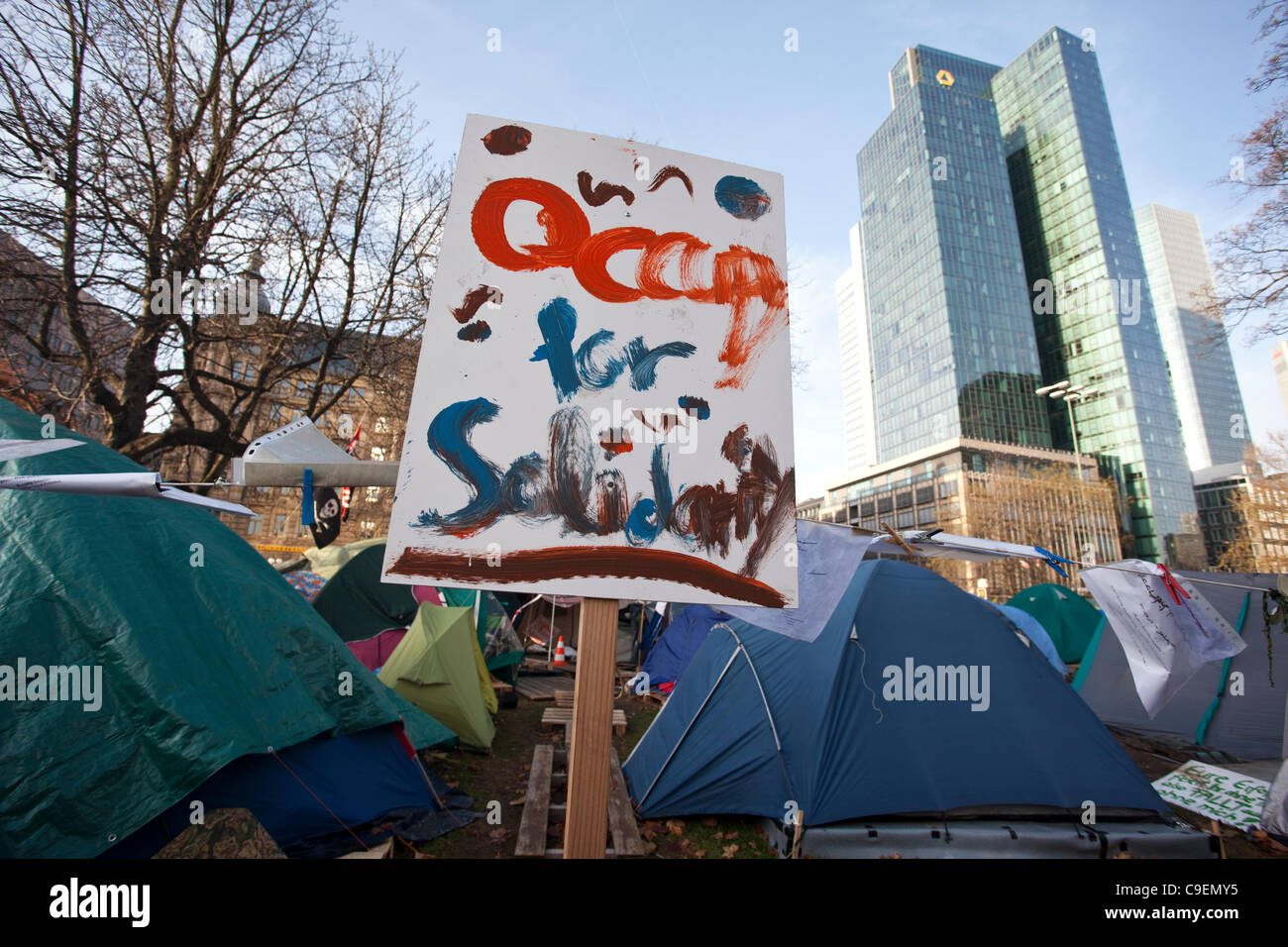 Frankfurt-Demonstranten besetzen und nach unten und outs rund um das politische Lager außerhalb der Europäischen Zentralbank, Willy - Brandt - Platz, Frankfurt am Main, Deutschland, Europa Stockfoto