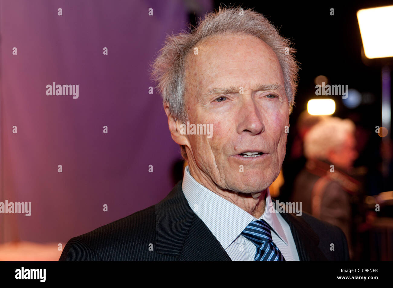 SACRAMENTO, CA - 8. Dezember: Clint Eastwood kommt bei den California Hall Of Fame-Zeremonien in Sacramento Memorial Auditorium in Sacramento, Kalifornien im 8. Dezember 2011 Stockfoto