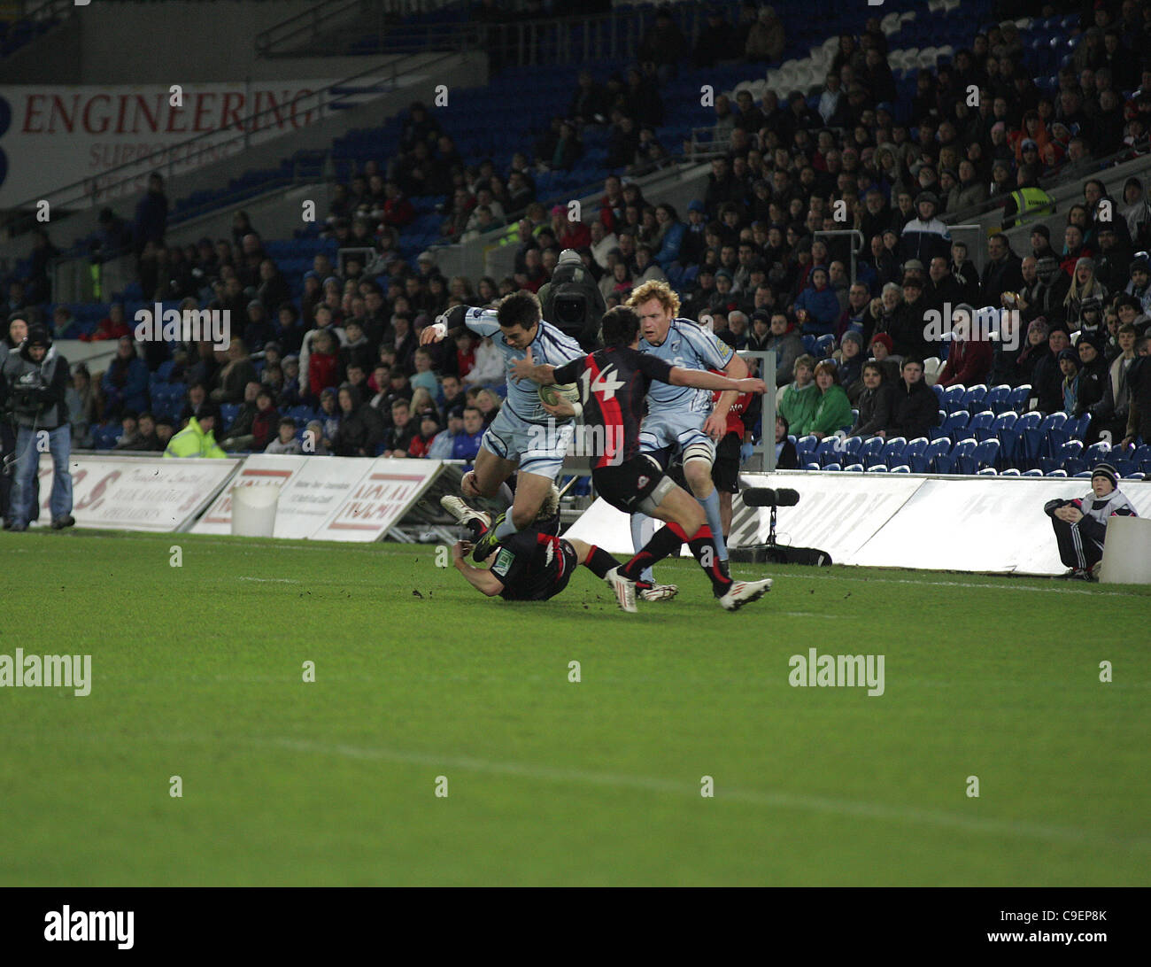 HEINEKEN CUP. CARDIFF BLUES VS. EDINBURGH RUGBY. Cardiff 9. Dezember 2011. Blues-Flügelspieler Chris Czekaj von Edinburghs Lee Jones während ihres Pool 2 Runde 3-Spiels im Cardiff City Stadium statt in Angriff genommen wird. Bild von Gareth Preis - bitte geben Sie Stockfoto