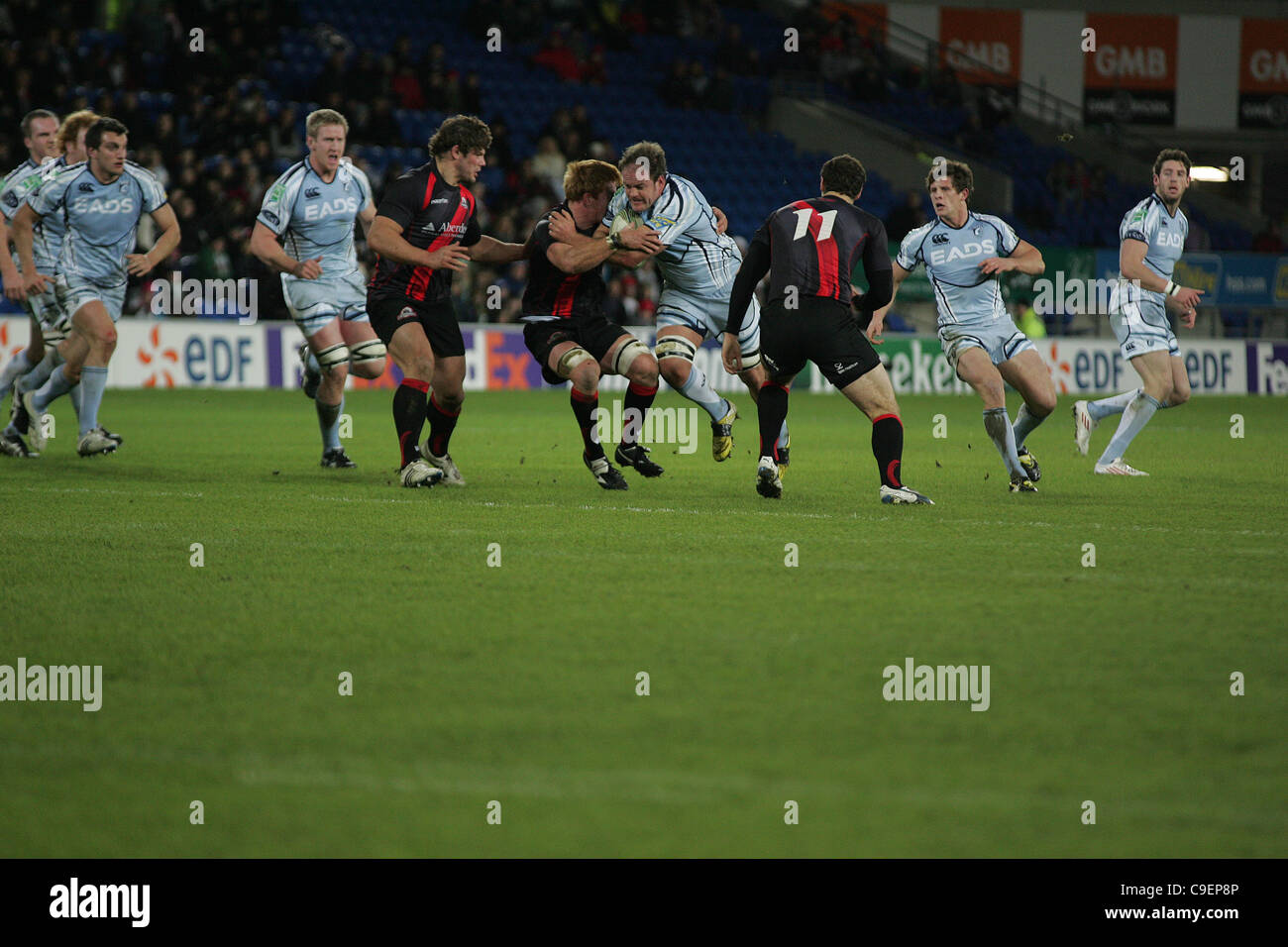 HEINEKEN CUP. CARDIFF BLUES VS. EDINBURGH RUGBY. Cardiff 9. Dezember 2011. Xavier Rush versucht, durch die Edinburgh-Linie zu brechen, während ihr Pool 2 Runde 3-Match im Cardiff City Stadium statt. Bild von Gareth Preis - bitte geben Sie Stockfoto