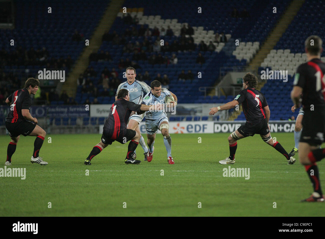 HEINEKEN CUP. CARDIFF BLUES VS. EDINBURGH RUGBY. Cardiff 9. Dezember 2011.   Blues-Zentrum, die Jamie Roberts findet seinen Weg von Edinburghs Allan Jacobsen blockiert, während ihre Pool 2 Runde 3 passen statt auf das Cardiff City Stadium. Bild von Gareth Preis - bitte geben Sie Stockfoto