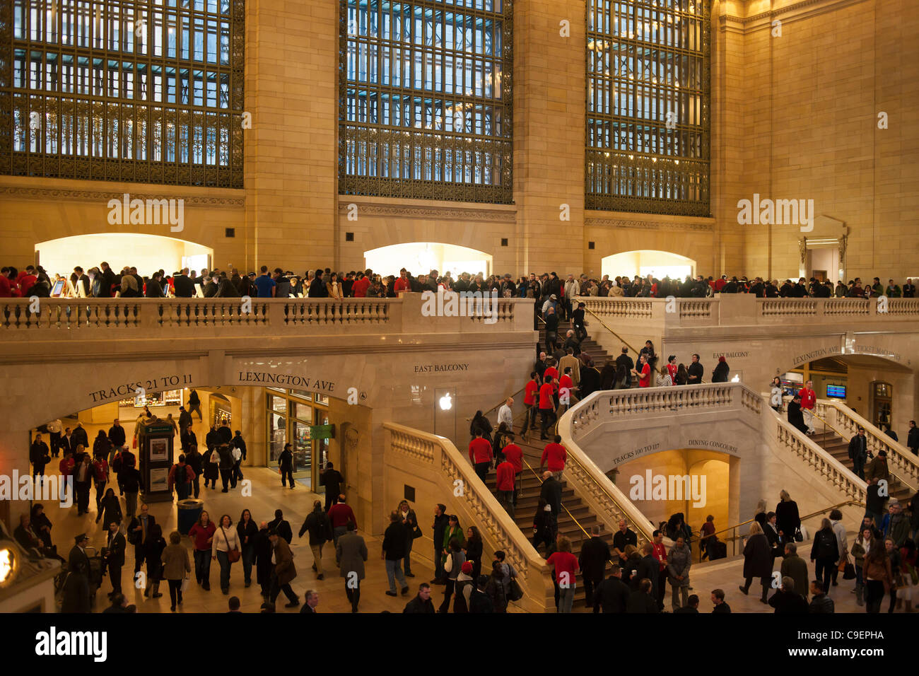 Tausende von Apple-Fans strömen in Grand Central Terminal in New York für die Eröffnung des fünften Store von Apple in der Stadt am Freitag, 9. Dezember 2011. Die Tech-Unternehmen neue Store nimmt über 23.000 qm im Osten und Nordosten Balkone mit viel des Ladens zu öffnen, um einen Blick auf landma Stockfoto