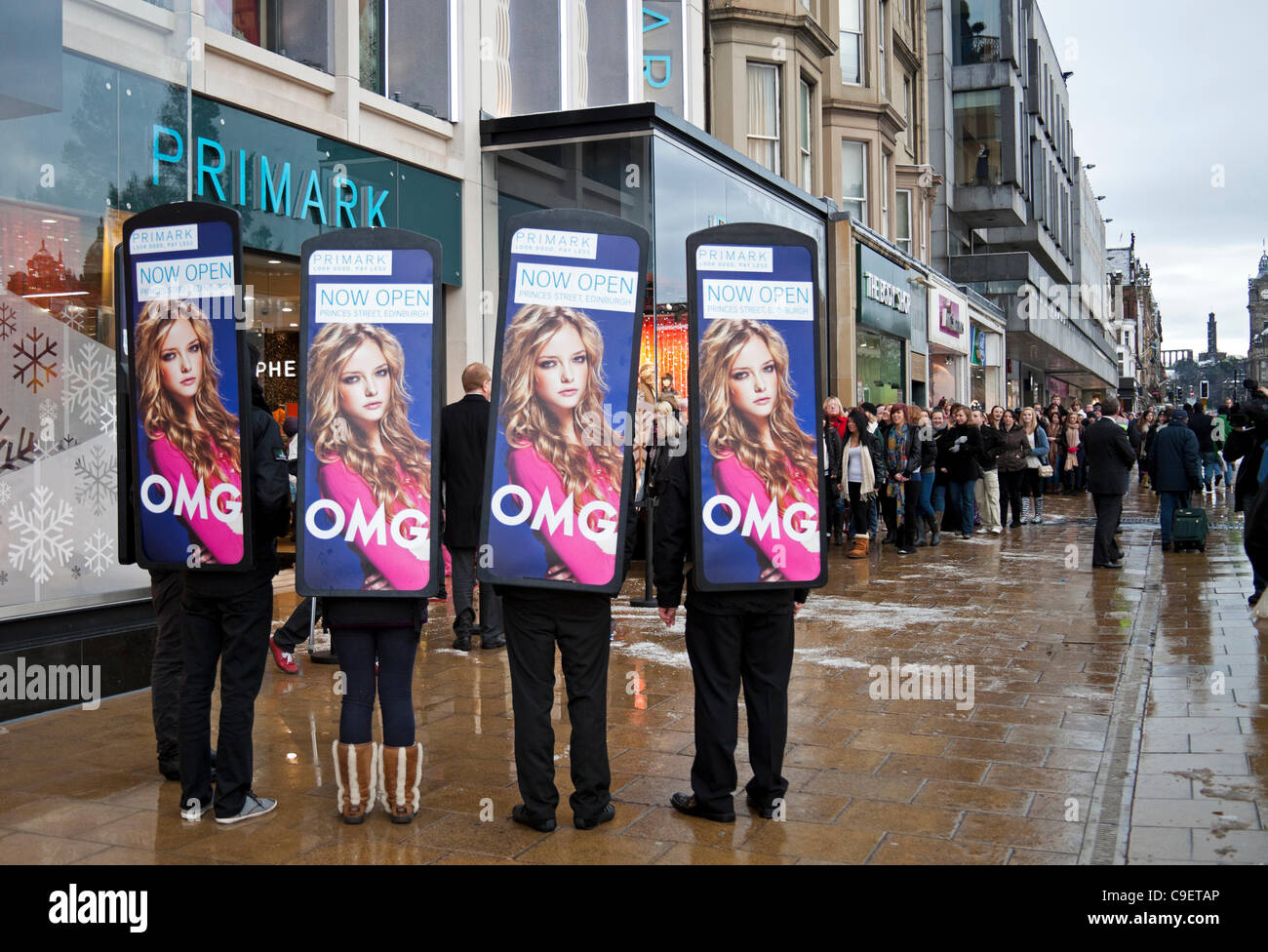 Primark Princes Street, 10. Dezember 2011, Shopper mutig das winterliche Wetter in Warteschlange für die Eröffnung des neuen Kaufhauses in Edinburgh, Schottland Stockfoto