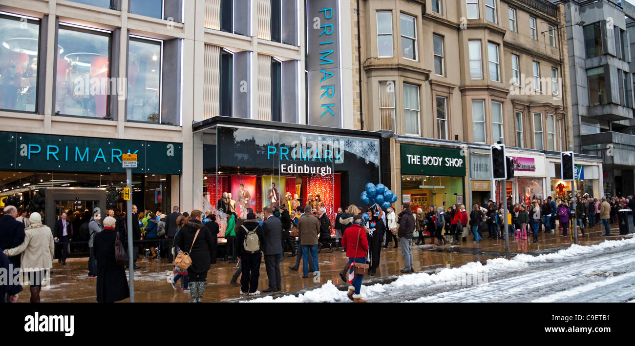 Primark Princes Street, 10. Dezember 2011, Shopper mutig das winterliche Wetter in Warteschlange für die Eröffnung des neuen Kaufhauses in Edinburgh, Schottland Stockfoto