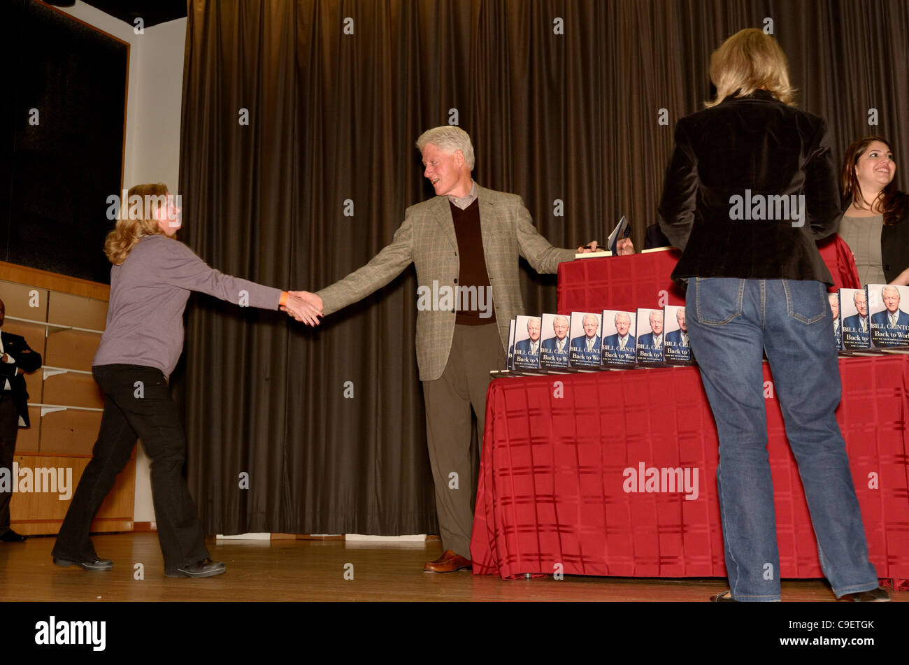 Präsident Bill Clinton schüttelt Hände und unterschreibt Exemplare seines neuen Buches zurück zu Arbeit in seiner Heimatstadt Bibliothek in Chappaqua, New York. Mehr als 500 Menschen nahmen an der Booksigning am Freitag, 9. Dezember 2011. Stockfoto