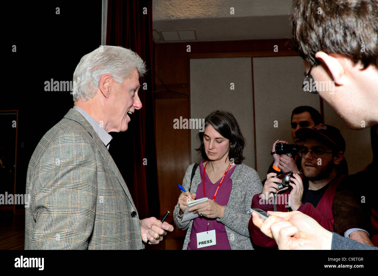 Ehemalige US-Präsident Bill Clinton spricht an die Presse bei der Unterzeichnung seines neuen Buches zurück zu Arbeit in seiner Heimatstadt Bibliothek in Chappaqua, New York. Rund 500 Menschen nahmen an der Veranstaltung Freitag, 9. Dezember 2011. Stockfoto