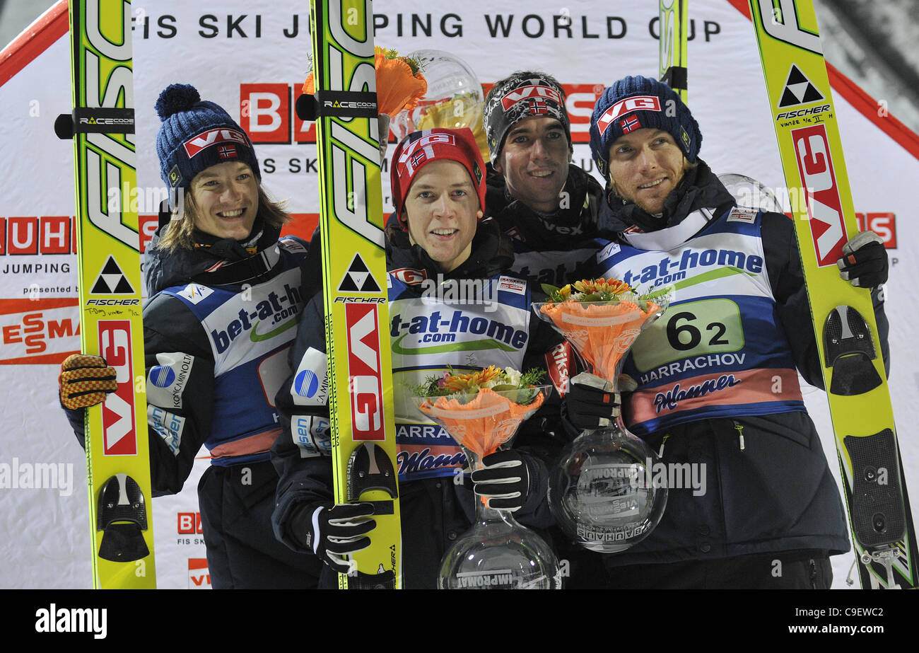 Von links nach rechts Tom Hilde feiern Vegard Haukoe Sklett, Anders Bardal und Bjoern-Einar Romoeren aus Norweger auf dem Podium nach dem Gewinn der H-142 Ski Jumping Team World Cup Team-Event in Harrachov, Tschechische Republik, Samstag, 10. Dezember 2011. (CTK Foto/Radek Petrasek) Stockfoto