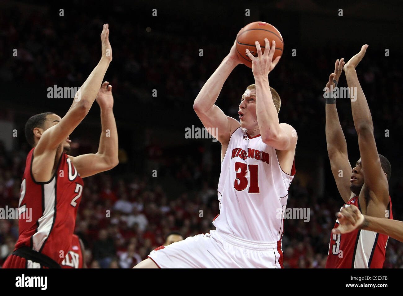 10. Dezember 2011 - Madison, Wisconsin, steigt US - Wisconsin vorwärts Mike Bruesewitz #31 für einen Schuss im ersten Halbjahr Aktion. Wisconsin Badgers besiegte der UNLV Rebels 62-51 im Kohl Center in Madison, Wisconsin. (Kredit-Bild: © John Fisher/Southcreek/ZUMAPRESS.com) Stockfoto