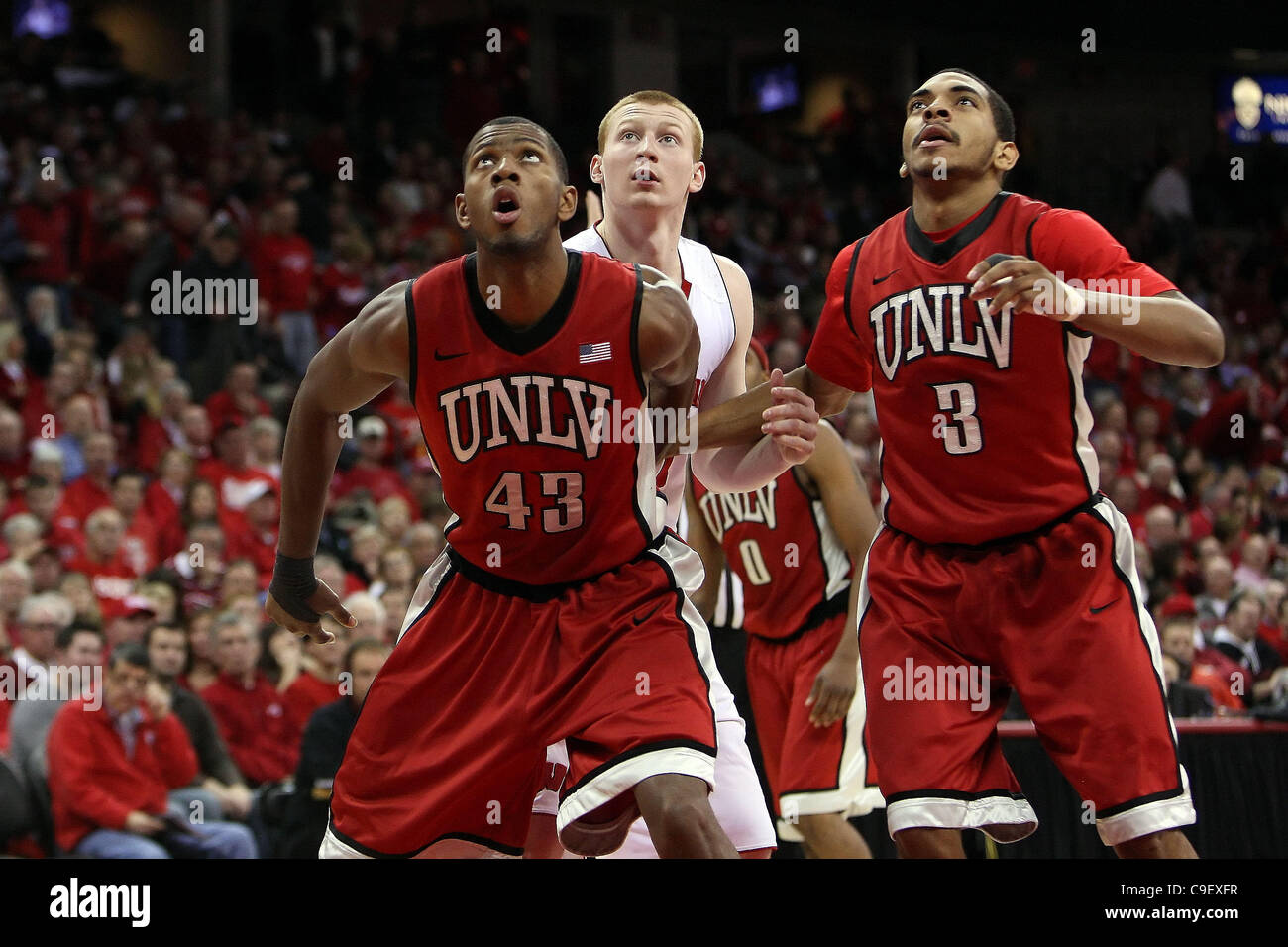 10. Dezember 2011 - Madison, Wisconsin, USA - Wisconsin vorwärts Mike Bruesewitz #31 ist blockiert durch beide UNLV Mike Moser #43 weiterleiten und Anthony Marshall #3 beim Freiwurf-Versuch zu schützen. Wisconsin Badgers besiegte der UNLV Rebels 62-51 im Kohl Center in Madison, Wisconsin. (Kredit-Bild: © Stockfoto