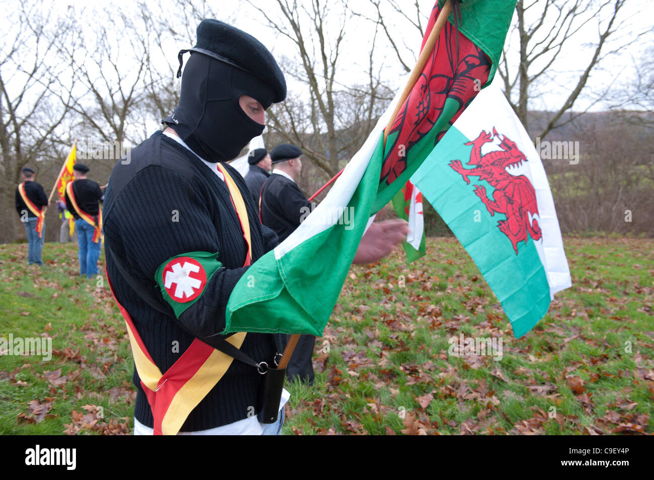 18 Wachen umgeben die Gedenkstein mit Fahnen von der walisischen Herrscher Owain Glendwr. Sie repräsentieren die 18 Ratsmitglieder, die Prinzen Llywelyn begleitet, wenn er weg von seiner Armee ausgetrickst wurde. Stockfoto