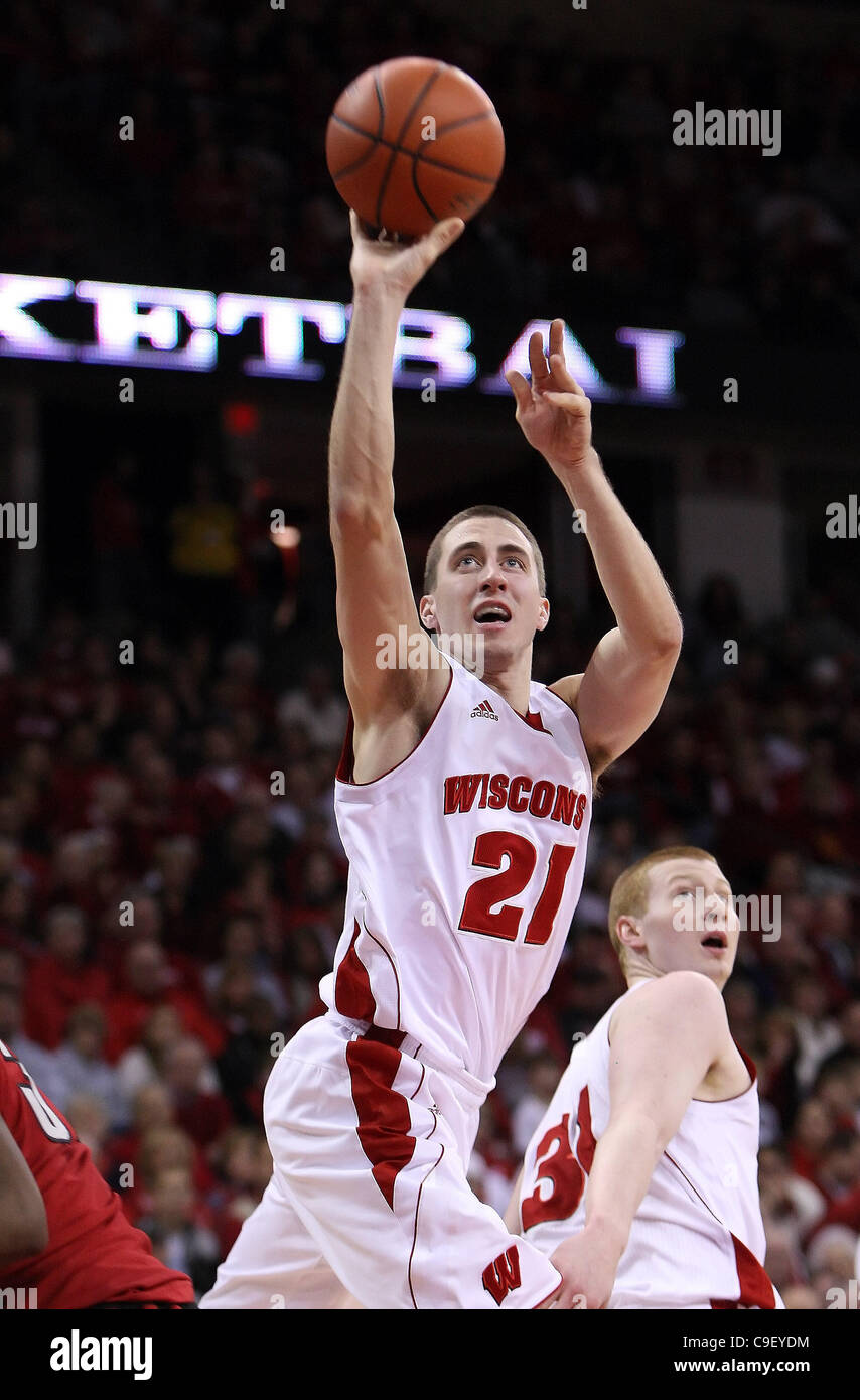 10. Dezember 2011 - Madison, Wisconsin, USA - Wisconsin Wache Josh Gasser #21shoots während Wisconsin vorwärts Mike Bruesewitz #31 blickt auf. Wisconsin Badgers besiegte der UNLV Rebels 62-51 im Kohl Center in Madison, Wisconsin. (Kredit-Bild: © John Fisher/Southcreek/ZUMAPRESS.com) Stockfoto