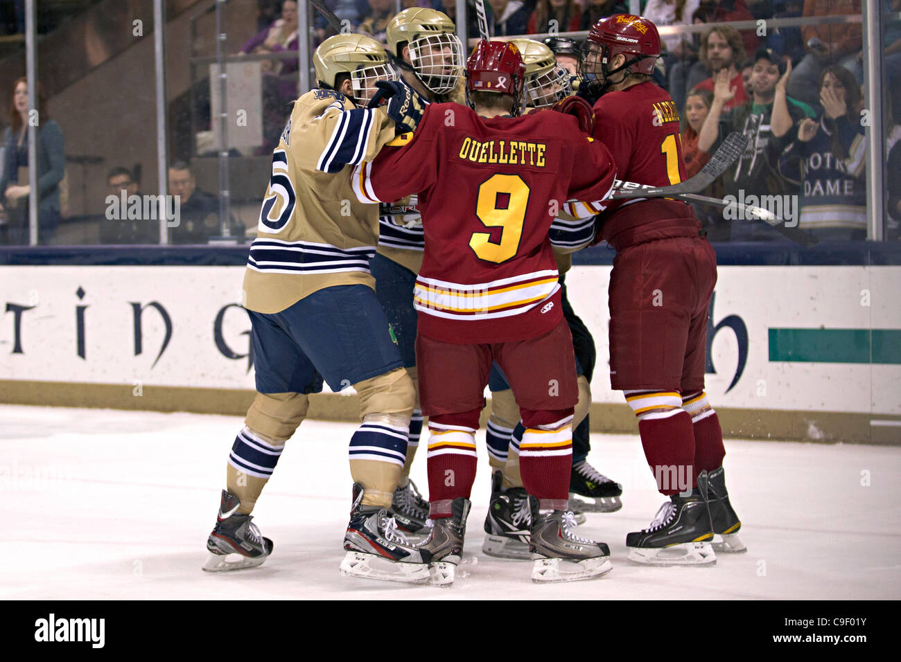 10. Dezember 2011 - ersatzgeschwächt Südschlaufe, Indiana, USA - Notre-Dame und Ferris State Spieler nach der Pfeife im ersten Zeitraum Aktion während der NCAA-Eishockey-Spiel zwischen Notre Dame und Ferris State.  Die Notre Dame Fighting Irish besiegte die Ferris State Bulldogs 4: 1 im Spiel in der Compton Familie Eis Arena Stockfoto