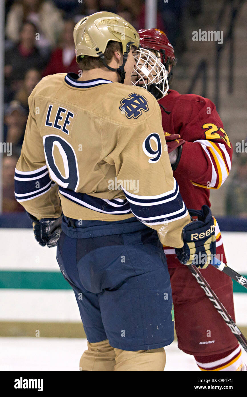 10. Dezember 2011 - zweite Südschlaufe, Indiana, USA - Notre-Dame-Zentrum Anders Lee (#9) und Ferris State Verteidiger Michael Trebish (#23) Austausch von Wörtern in Periode Aktion während der NCAA-Eishockey-Spiel zwischen Notre Dame und Ferris State.  Die Notre Dame Fighting Irish besiegte die Ferris State Bulldogs in 4: 1 Stockfoto