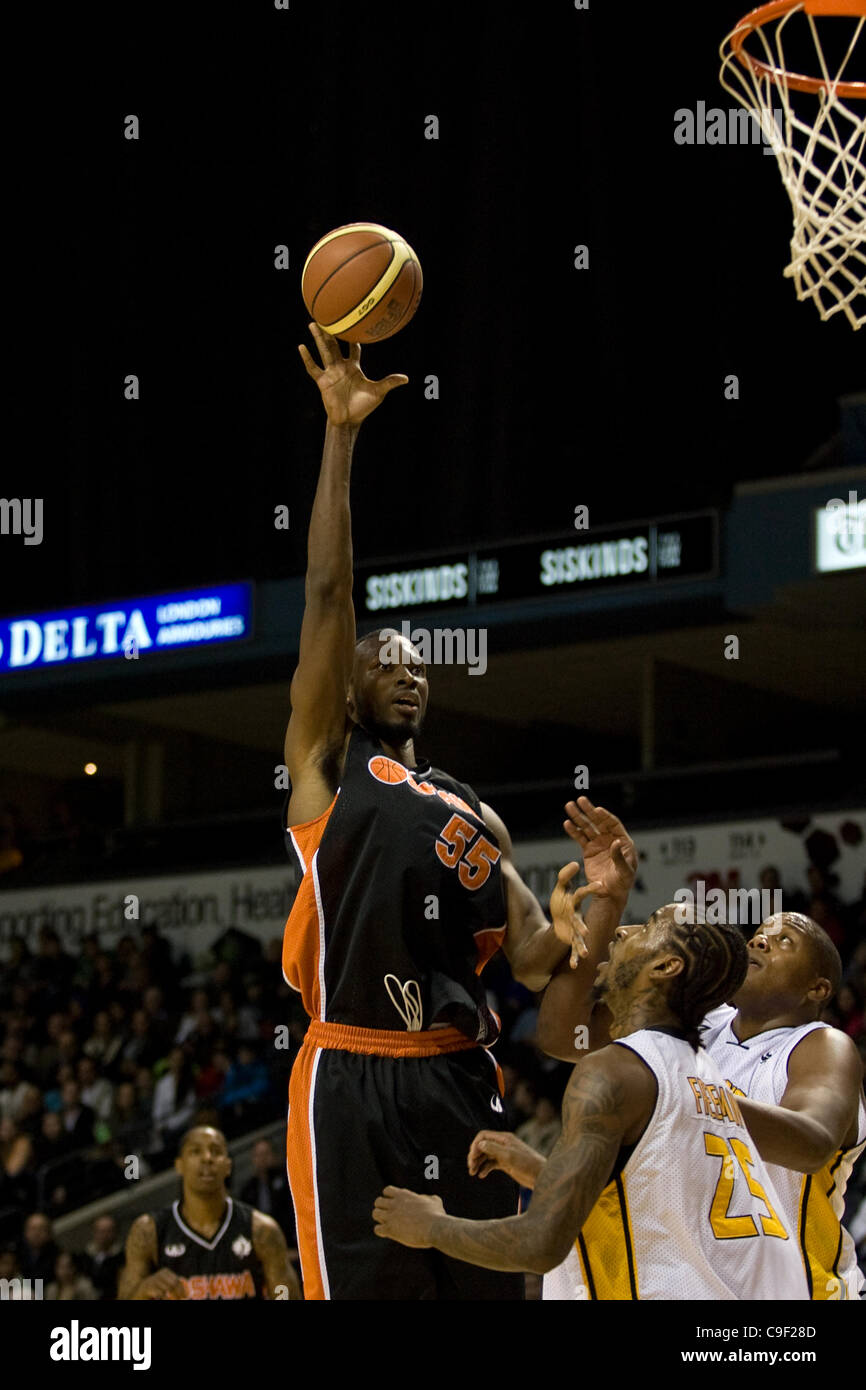 London Ontario, Kanada - 10. Dezember 2011. David Collins (55) steigt für einen Korb gegen Gabe Freeman (25) und Shawn Daniels (45) in einem National Basketball League of Canada-Spiel zwischen der Oshawa macht und der London Blitz. Die besuchenden Oshawa macht übergeben London ihre dritte Niederlage der seaso Stockfoto